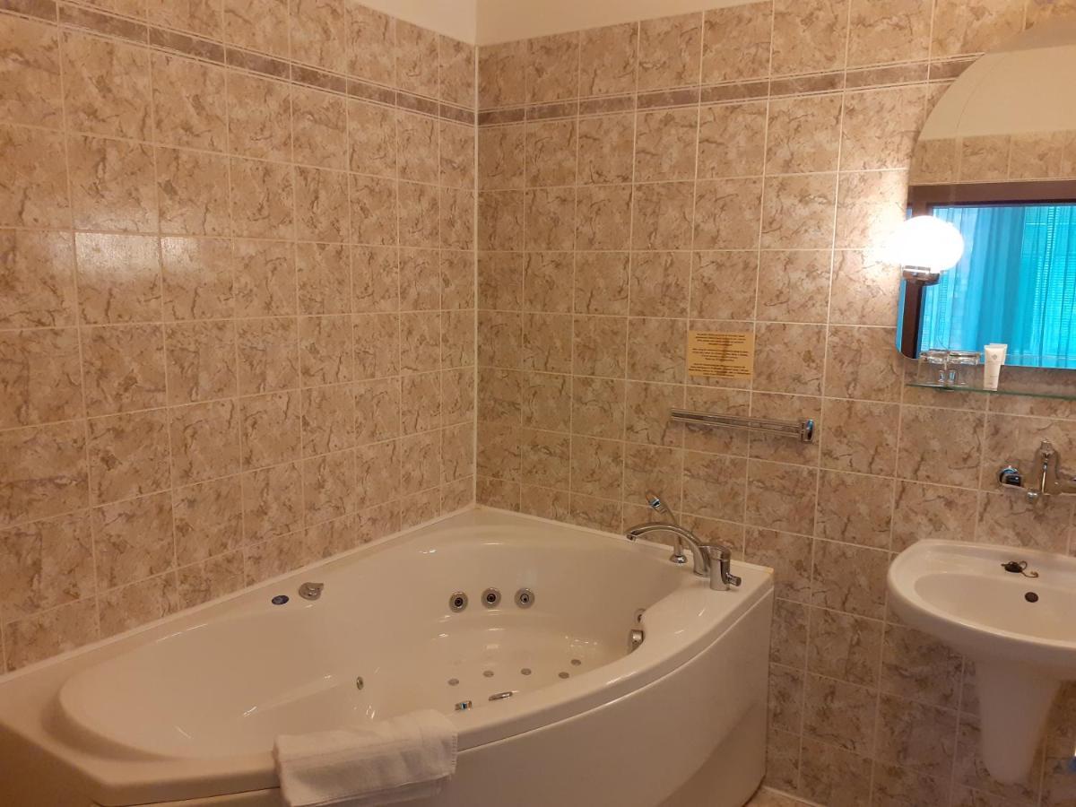 Hotel Uno Usti nad Orlici Ngoại thất bức ảnh