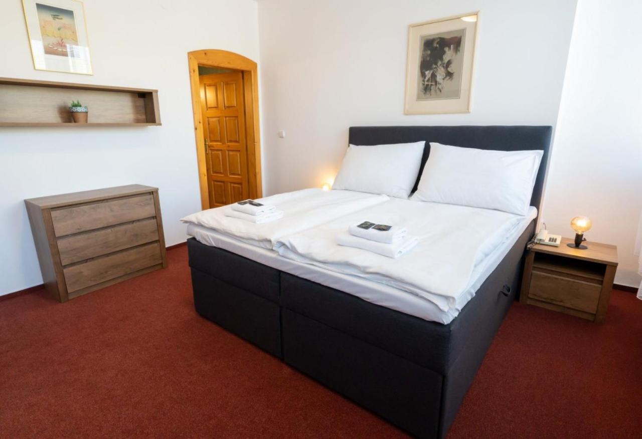 Hotel Uno Usti nad Orlici Ngoại thất bức ảnh